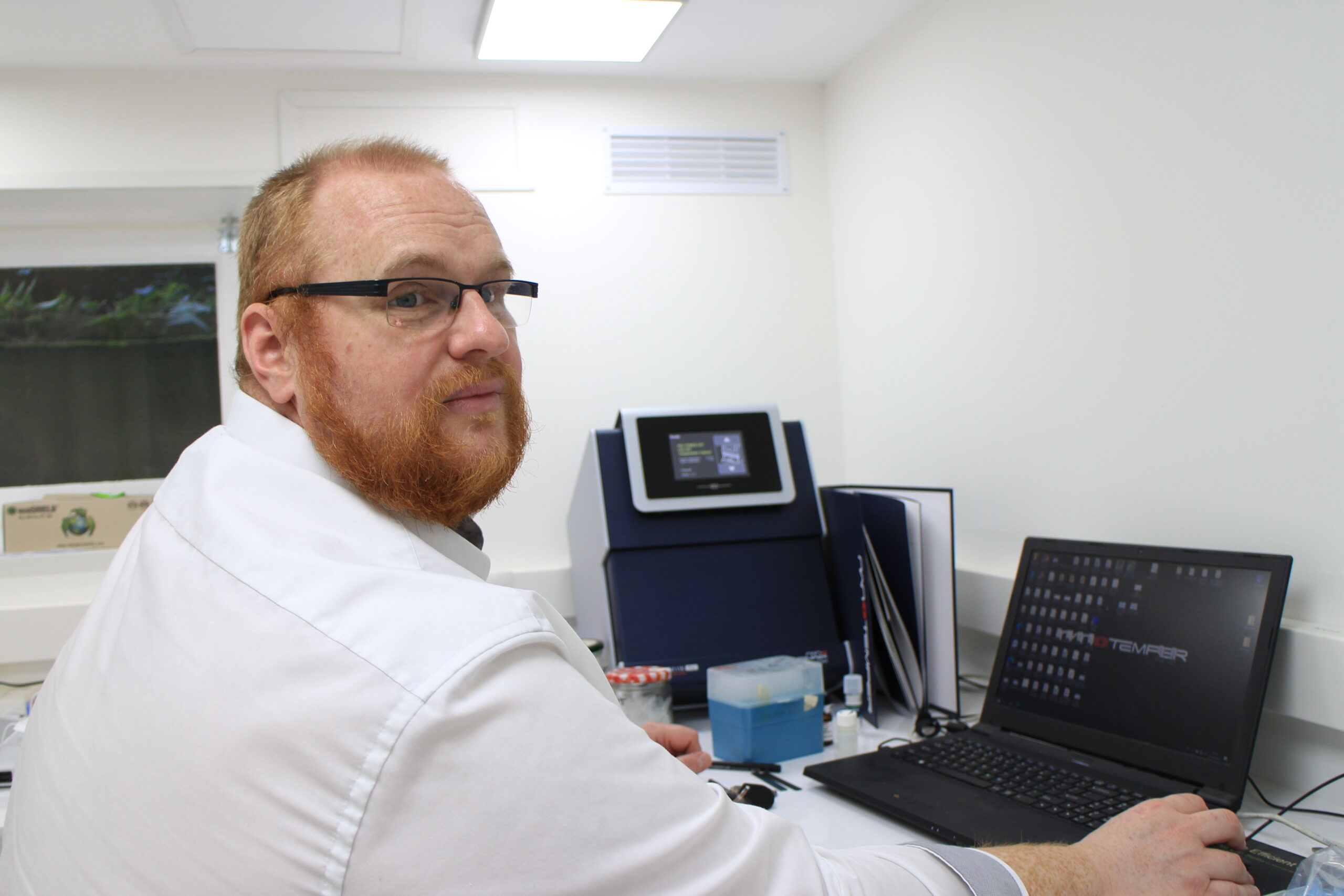 Le Docteur Xavier Thuru dans son laboratoire à l'IRCL (crédit : Matthias Gérard)